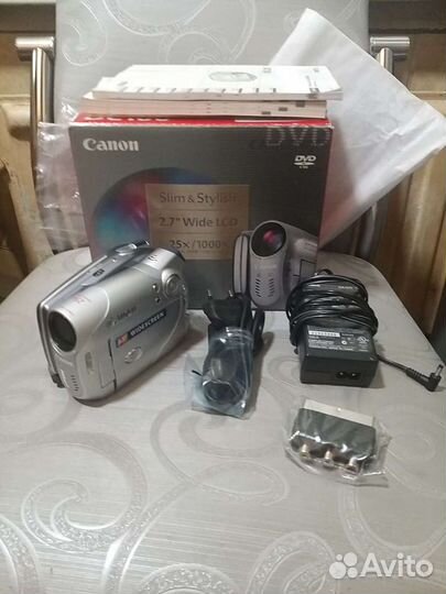 Видеокамера Canon DC100
