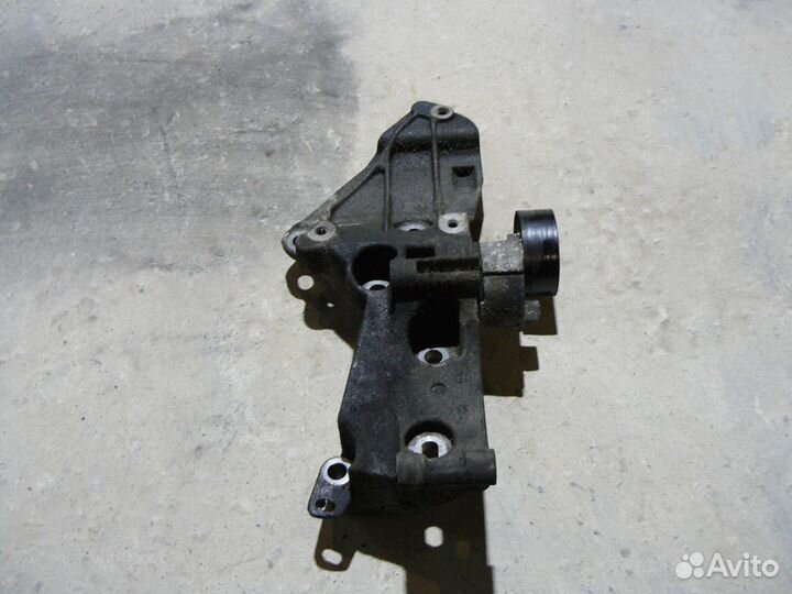 Кронштейн генератора Renault Scenic Megane II 1.5