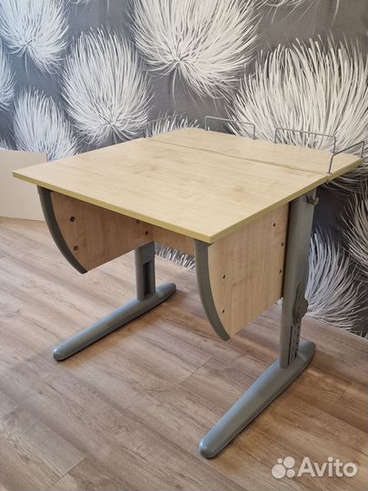 Детский письменный стол, парта