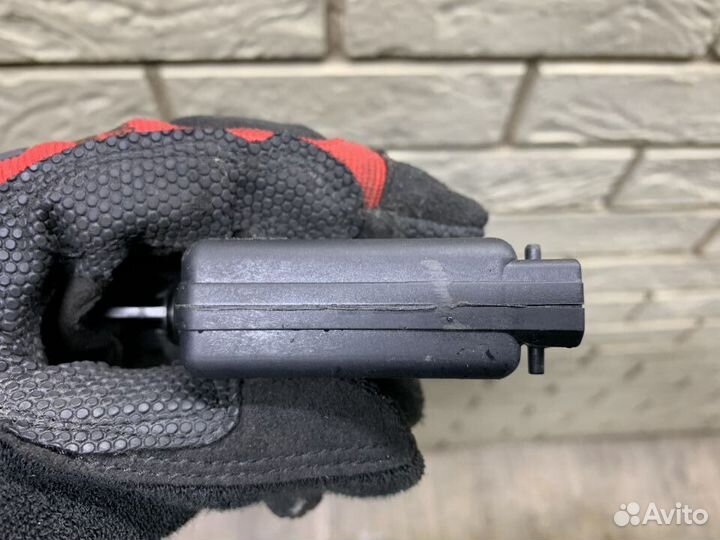 Renault Duster Активатор замка багажника