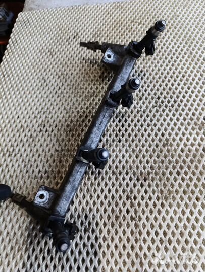 Топливная рампа с форсунками Opel Omega