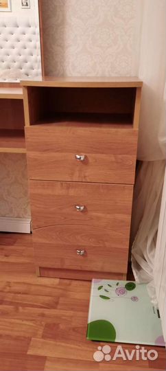 Туалетный столик с зеркалом/Стол для макияжа