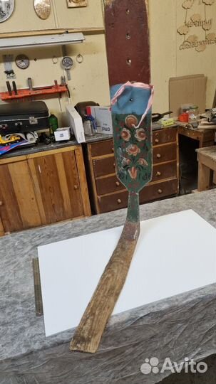 Старинная ручная прялка с росписью