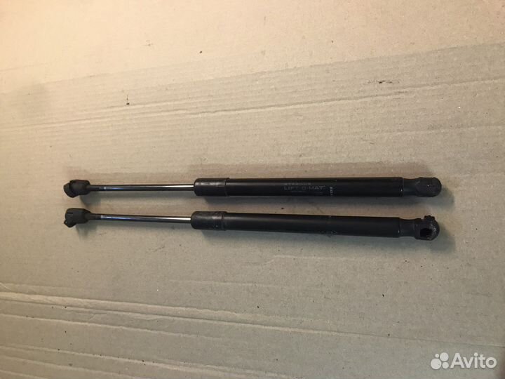 Амортизаторы крышки багажника Renault Duster