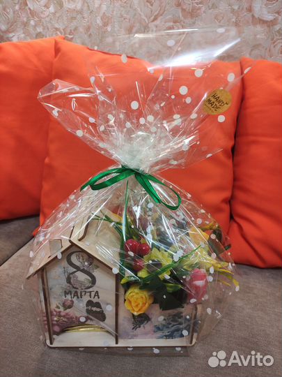 Чайный домик с чаем и букетом из мыла к 8 марта