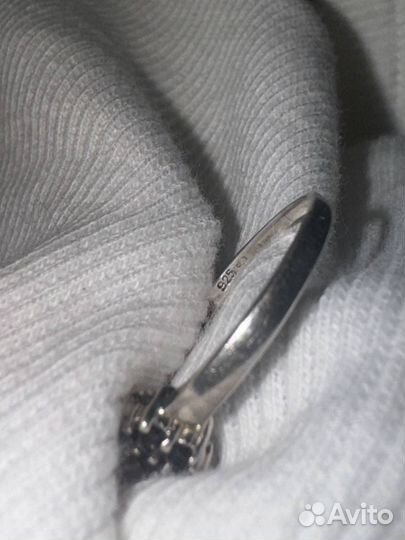 Серебряное кольцо цветок с гранатами