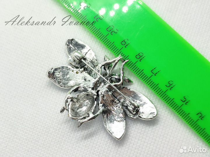 Брошь пчела