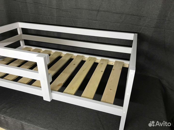 Детская кровать из массива дерева