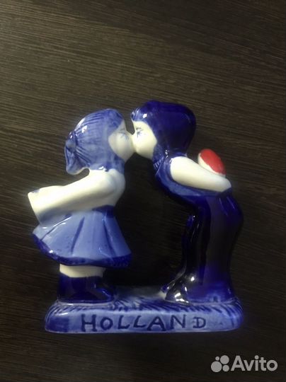 Статуэтка фарфоровая- целующиеся
