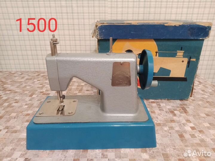 Игрушечная швейная машинка