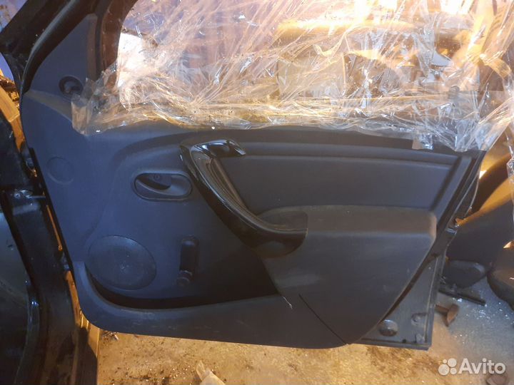 Обшивка передней двери Renault duster