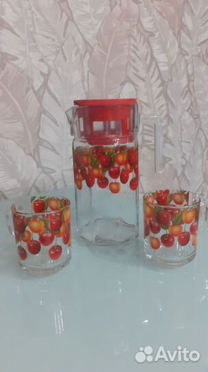 Кувшин с бокалами