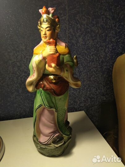 Фарфоровая статуэтка старый китай