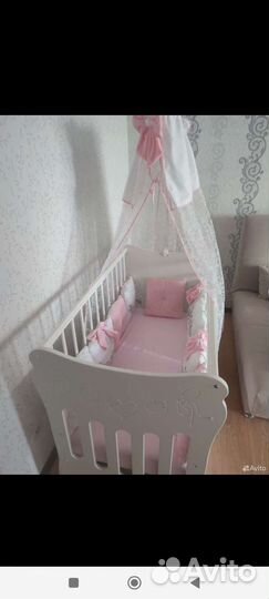 Детская кроватка с маятником белая