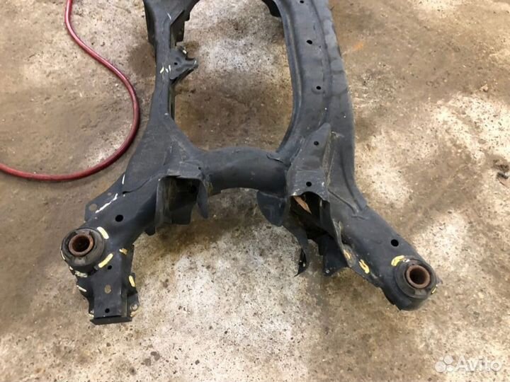 Балка задняя Honda Crosstour 1