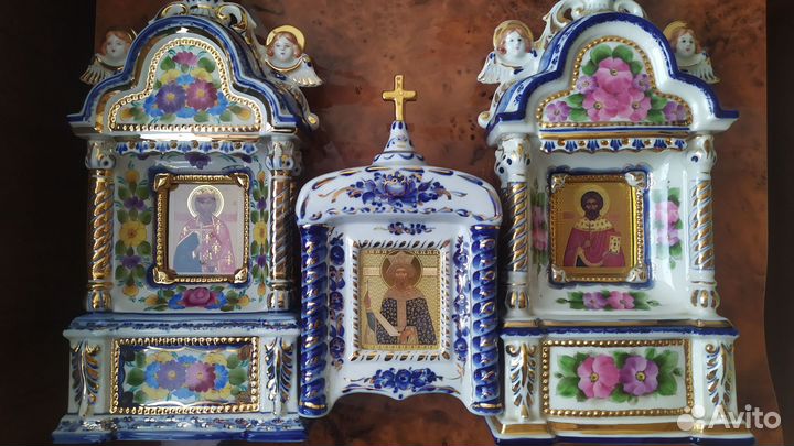 Иконы с золотом в киотах Гжель