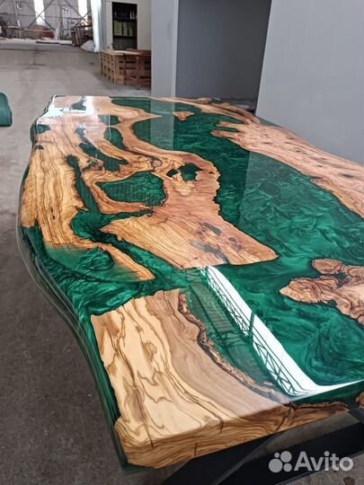 Столы и стулья из массива с смолой, подстолья