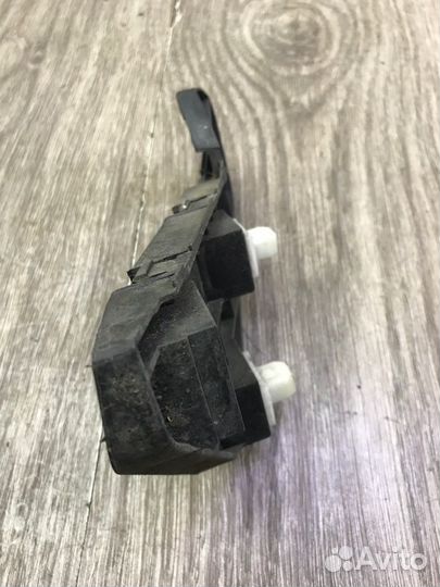 Крепление бампера переднее левое Honda Cr-V