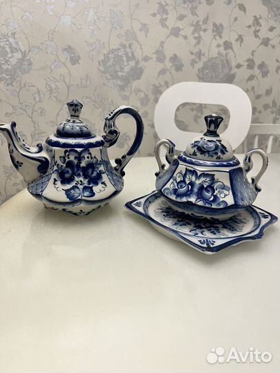 Заварочный чайник и сахарница на блюде
