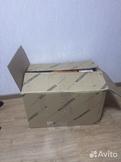 Большая коробка с вещами