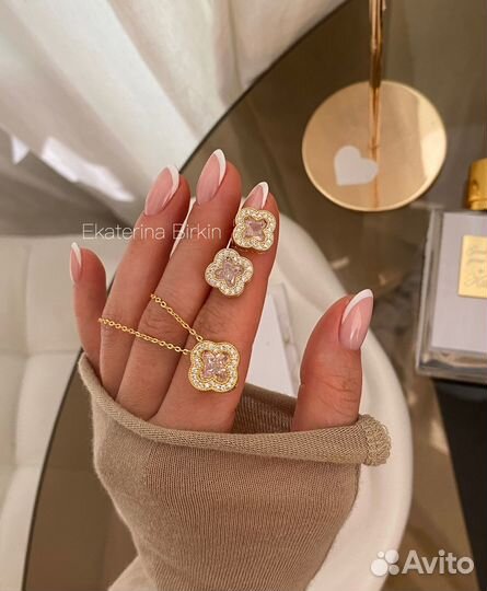 Серьги подвеска клевер цвет золото с камнями