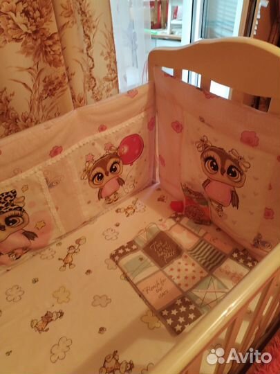 Детская кроватка с маятником