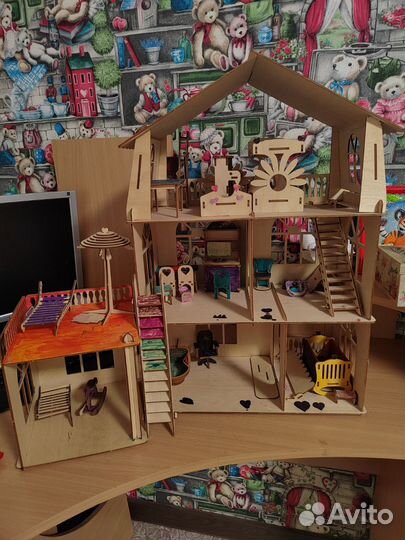 Кукольный домик с мебелью и куклами