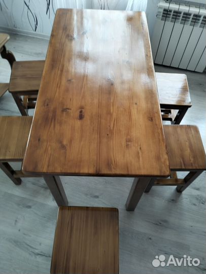 Стол и табуретки