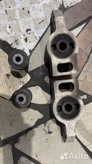 Сайлентблоки передних рычагов passat b7