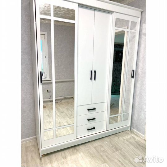 Шкаф купе с зеркалом