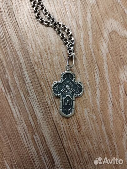 Серебряная цепь и крестик