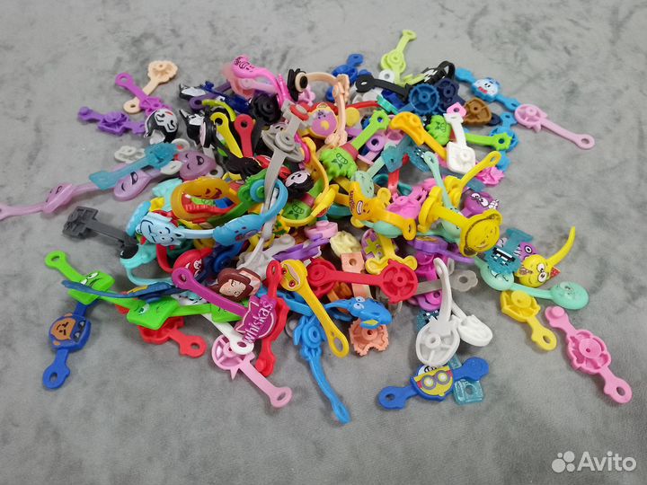 Мелкие Киндер игрушки