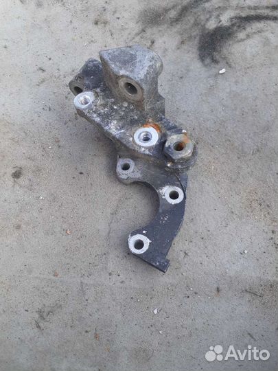 Кронштейн насоса гура Mitsubishi Outlander XL 3.0