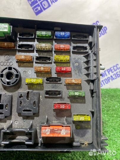 Блок предохранителей под капот Volkswagen Tiguan