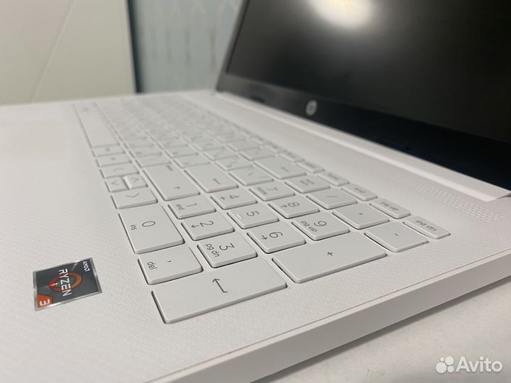 Ноутбук HP (белый) 15.6