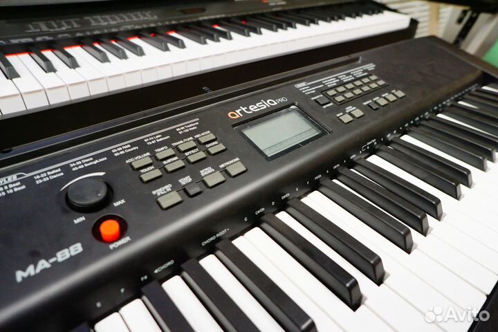 Синтезатор Artesia Pro