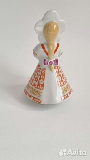 Фарфоровая статуэтка Катюша Фестивальная с голубем