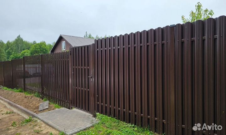 Забор из металлического штакетника