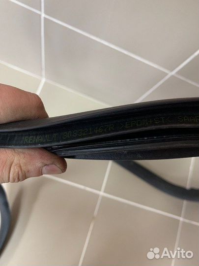 Уплотнительная резинка боковой двери передняя