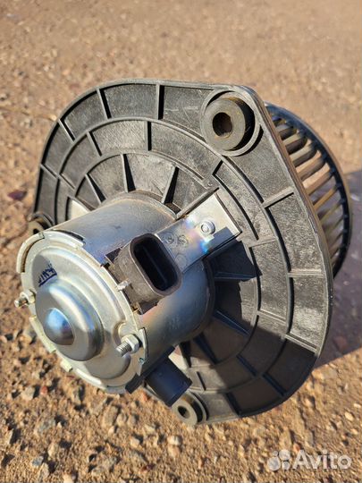 Электродвигатель отопителя в сборе с крыльчаткой