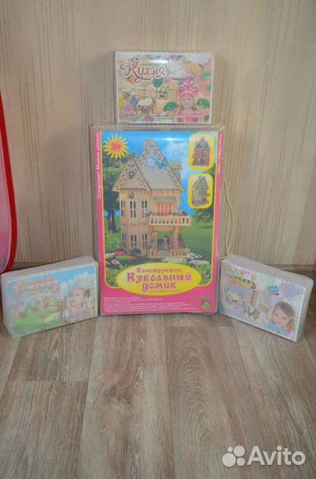 Домик деревянный для кукол с наборами мебели