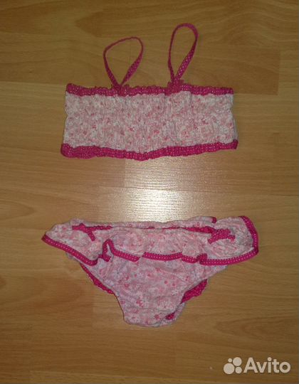 Купальники и кепки