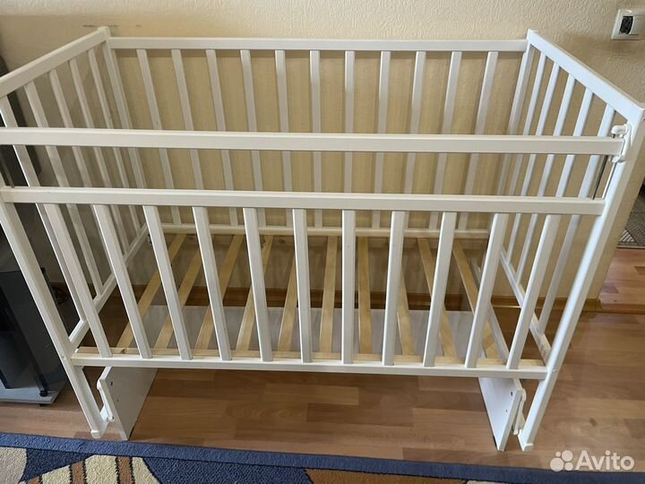 Детская кроватка с маятником новая