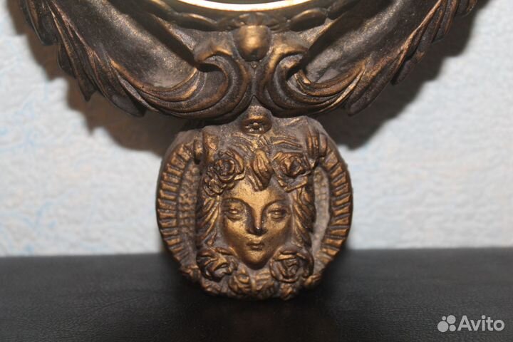 Старинный барометр в античном стиле