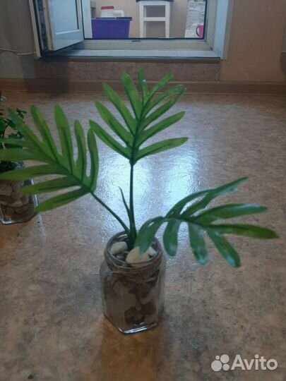 Искусственные цветы в горшках