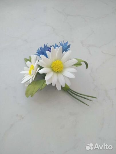 Брошь-бутоньерка с ромашками и васильком