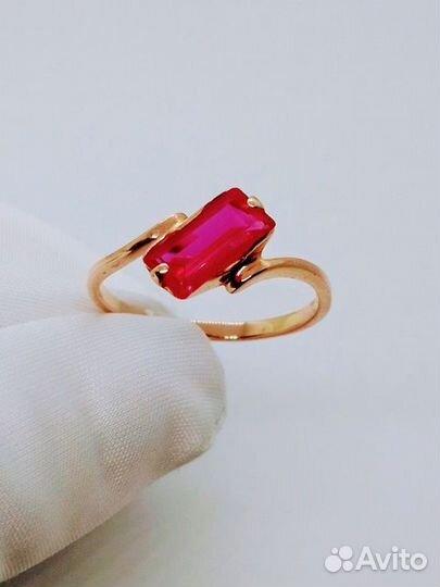 Золотое кольцо с камнем 20р