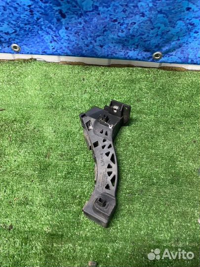 Крепление бампера переднее левое Mazda 3 BK седан