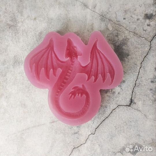 Молд Дракон с распахнутыми крыльями