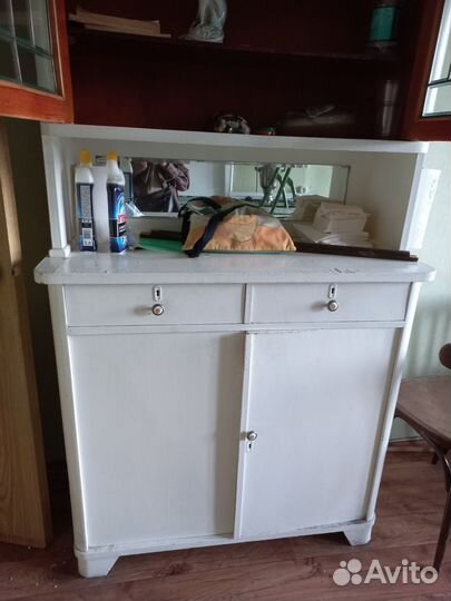 Старинный антикварный шкаф буфет